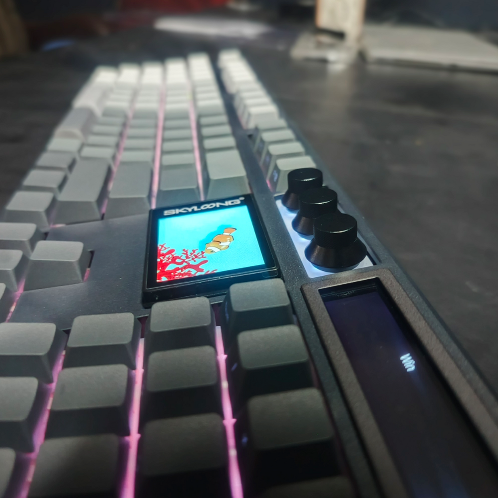 Mechanical Gaming Keyboard Full Layout with LCD Screen & 3 Knobs